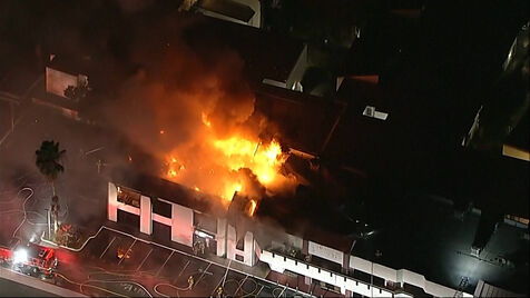 Chamas descontroladas consomem edifício em Los Angeles