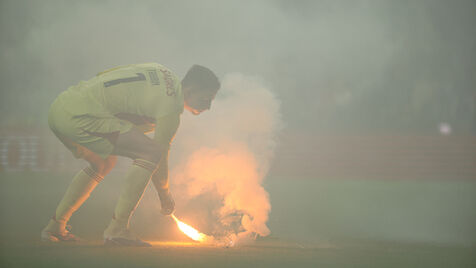 Chuva de tochas no FC Porto-Benfica