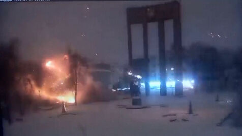 Imagens de videovigilância mostram o momento em que drone atinge parque infantil em Lviv 