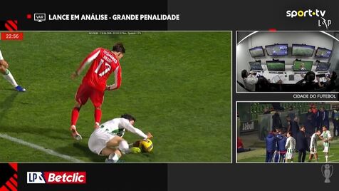 Árbitro consultou as imagens e reverteu penálti assinalado a favor do Benfica por mão na bola: «Não comete infração»