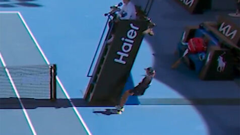 Enorme susto no Australian Open: apanha-bolas desmaia em pleno jogo devido ao calor