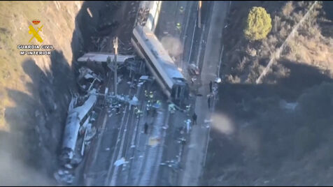 Imagens aéreas mostram destruição após colisão de comboios de alta velocidade em Espanha 