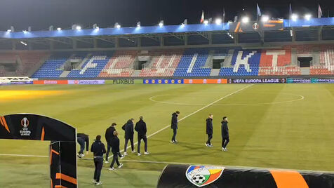 Equipa completa, Farioli à frente e Tiago Madureira a fechar: FC Porto no relvado do Viktoria Plzen