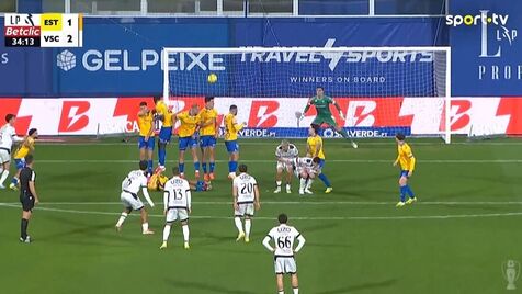 O golaço de livre direto de Mitrovic no Estoril-V. Guimarães: Castillo ficou 'pregado' ao relvado