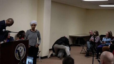 Congressista democrata Ilhan Omar atingida com líquido durante discurso em Minneapolis  