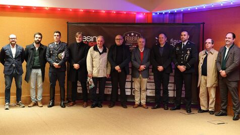 Grupo de pessoas posa em frente ao banner Figueira Champions Class