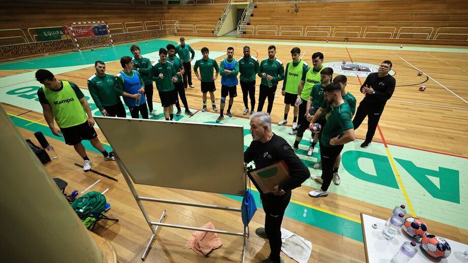 Selecionador Paulo Pereira dá instruções no estágio