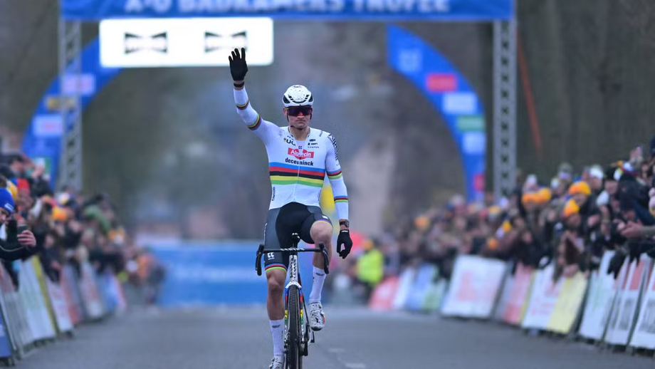 Van der Poel vence prova de ciclocrosse com público
