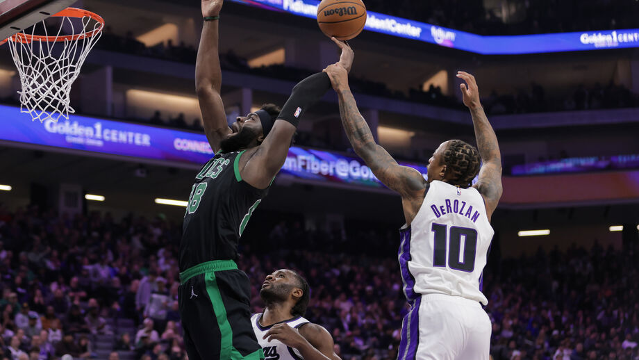 Neemias Queta em ação frente aos  Sacramento Kings 