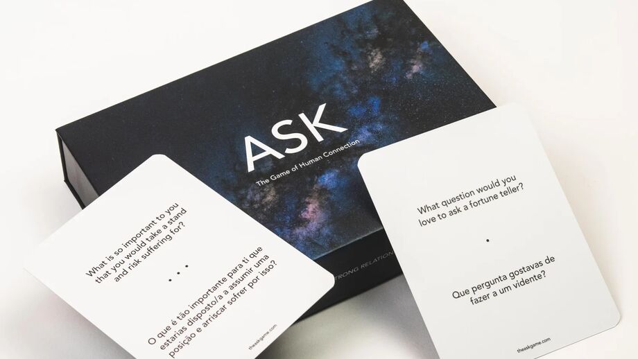 Jogo de cartas ASK promove conexões humanas através de perguntas e conversas significativas