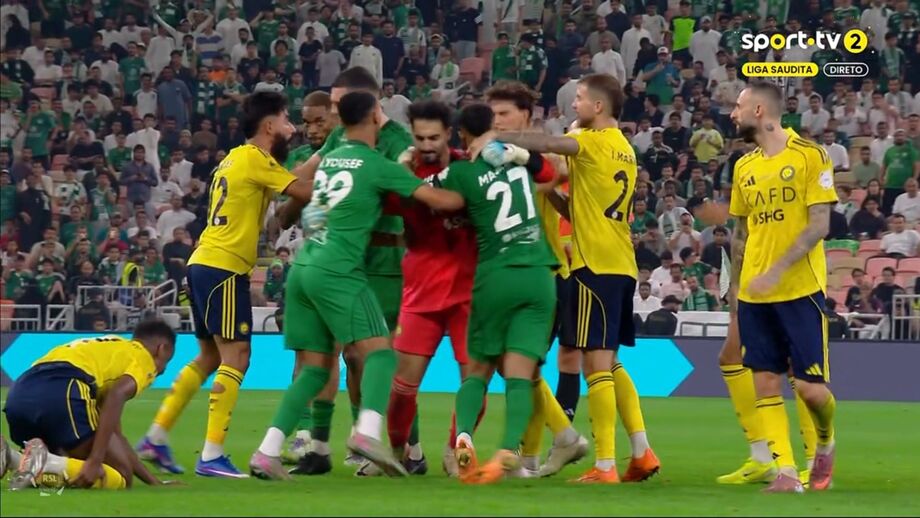 O momento em que  João Félix levou chapada de jogador do Al Ahli