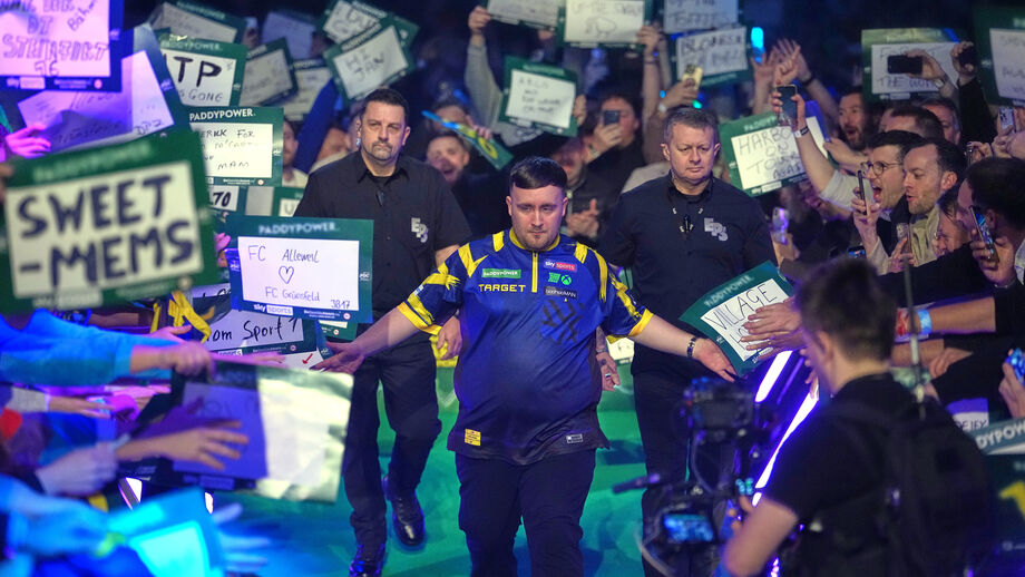 Luke Littler avança para a final do mundial de dardos