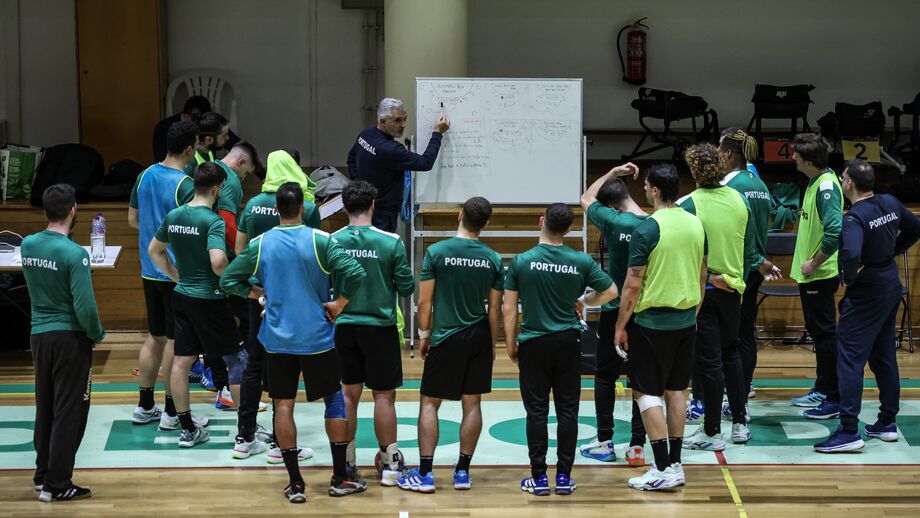 Paulo Pereira dá a tática para o Europeu