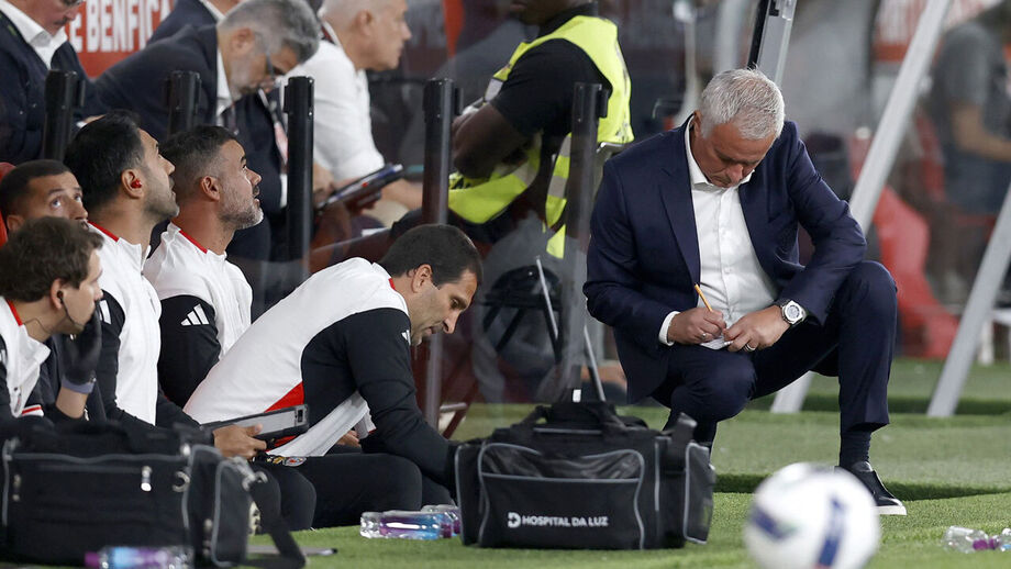 Mourinho no banco do Benfica a tirar notas 