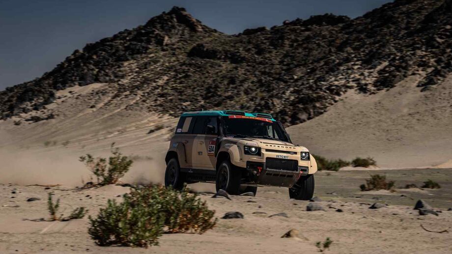 Defender lidera a categoria Stock no Dakar após o prólogo.
