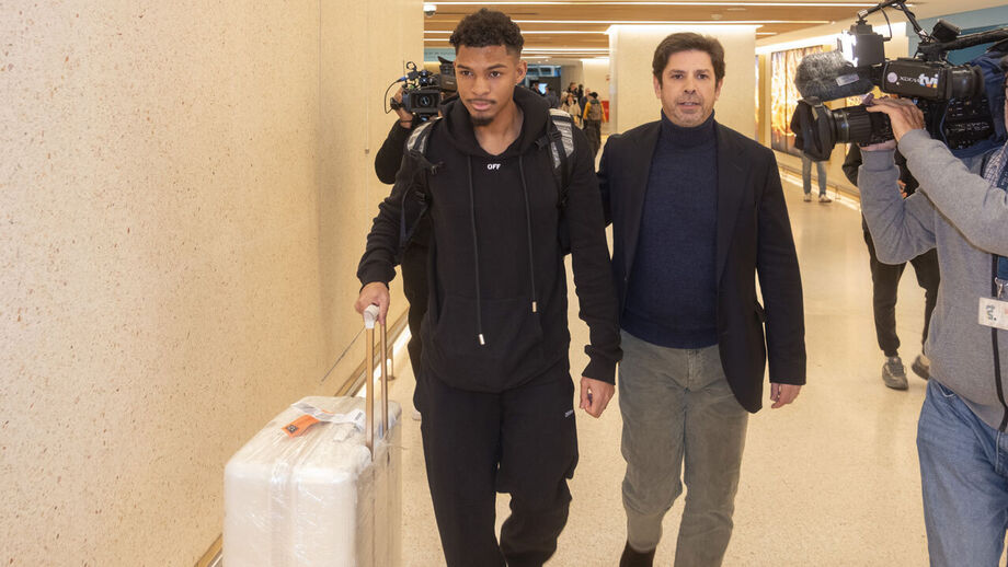 Luís Guilherme à chegada a Lisboa