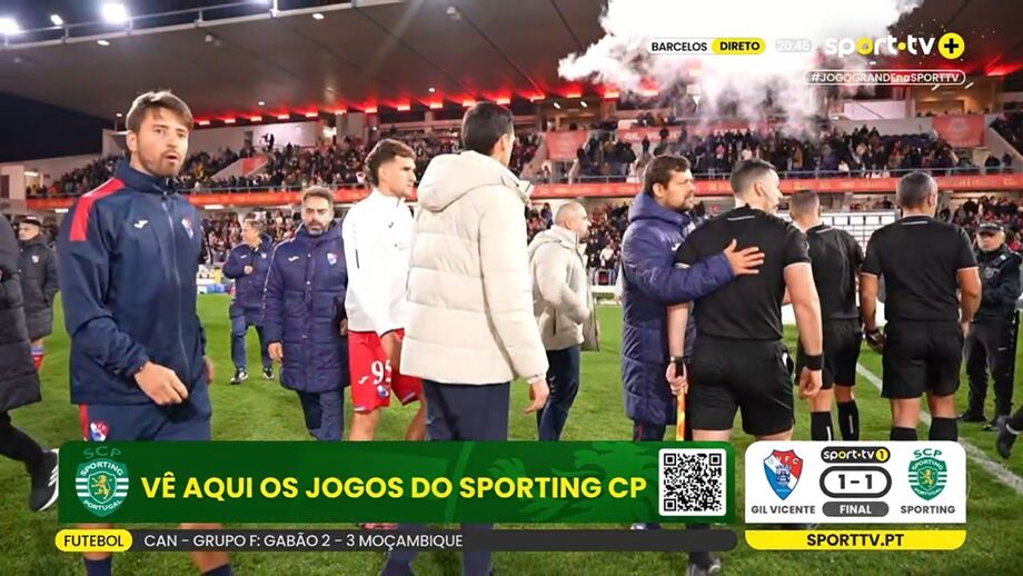 O momento em que Gustavo Correia e os seus auxiliares abandonaram o campo, antes de Sporting e Gil Vicente