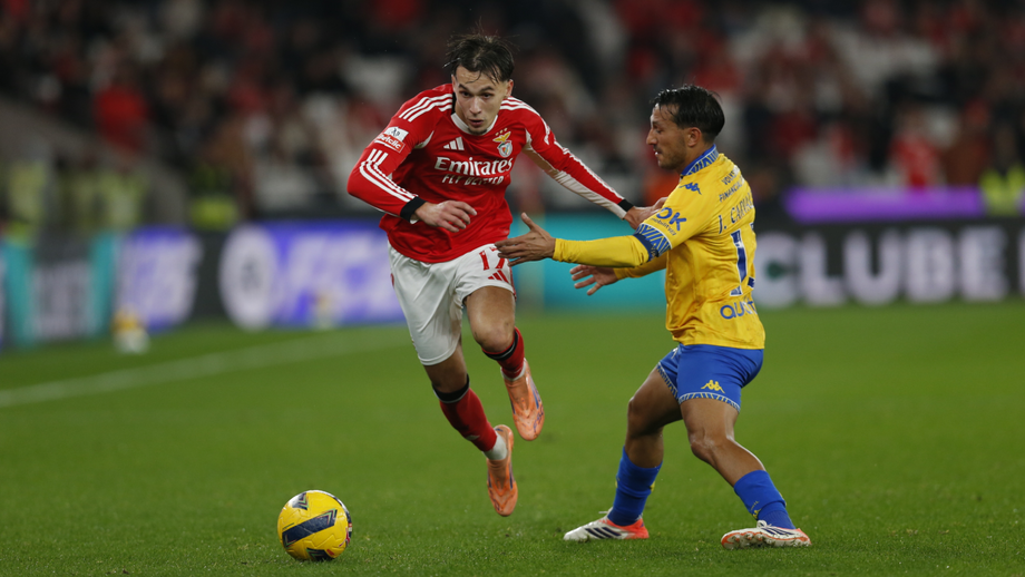 Amar Dedic e João Carvalho em disputa pela bola durante o Benfica-Estoril