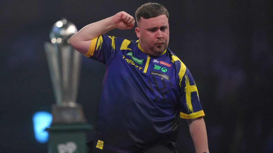 Luke Littler celebra título mundial de dardos