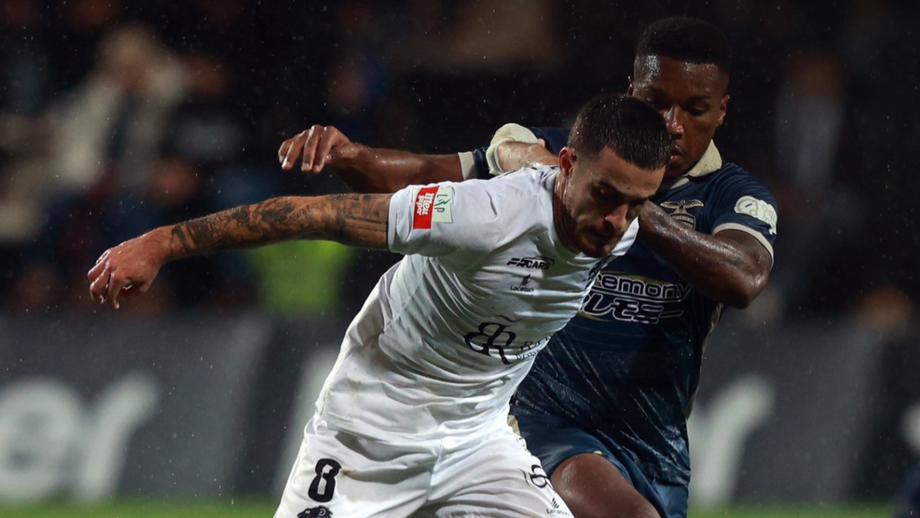 Os dois jogadores em ação durante o Farense-Portimonense