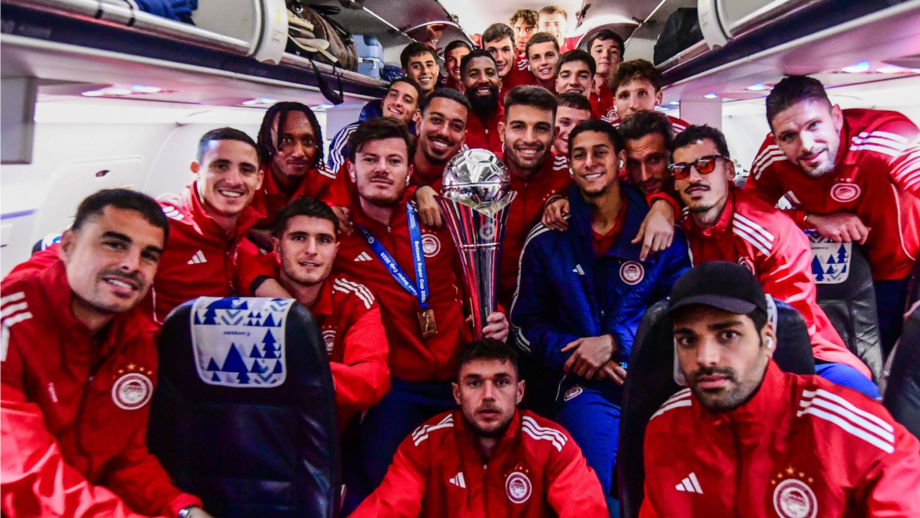 Os jogadores do Olympiacos festejam conquista da Supertaça já no avião
