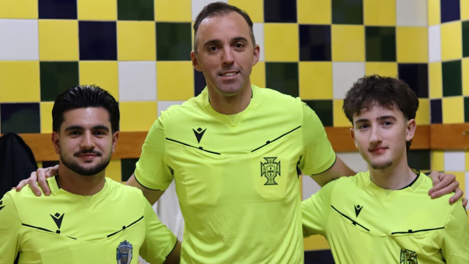 João Pinheiro com os jovens árbitros Ruben Lopes e Santiago Miranda