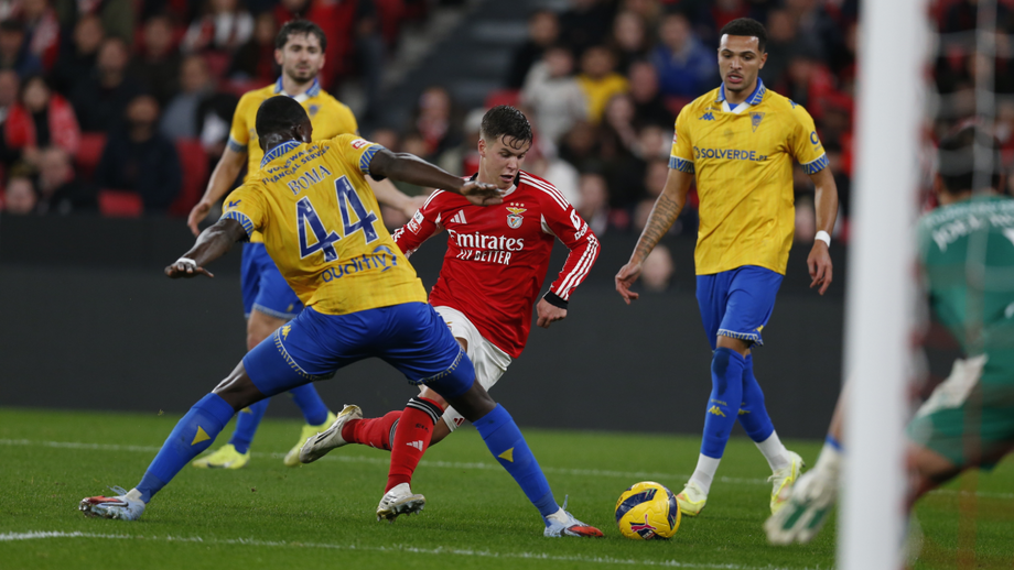 Samuel Dahl tenta driblar adversários durante o Benfica-Estoril