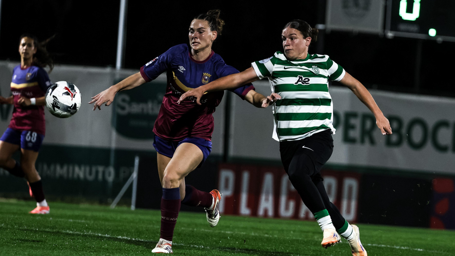 Telma Encarnação disputa o lance com uma adversária no Sporting-Torreense