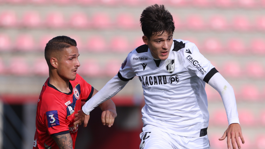 Disputa de bola entre dois jogadores durante o Trofense-V. Guimarães B da Liga 3