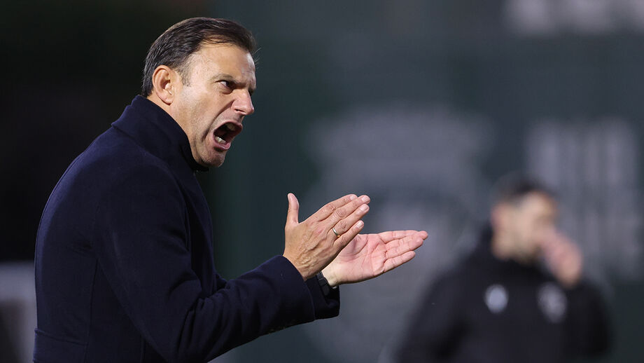 Treinador gesticula e expressa instruções durante jogo