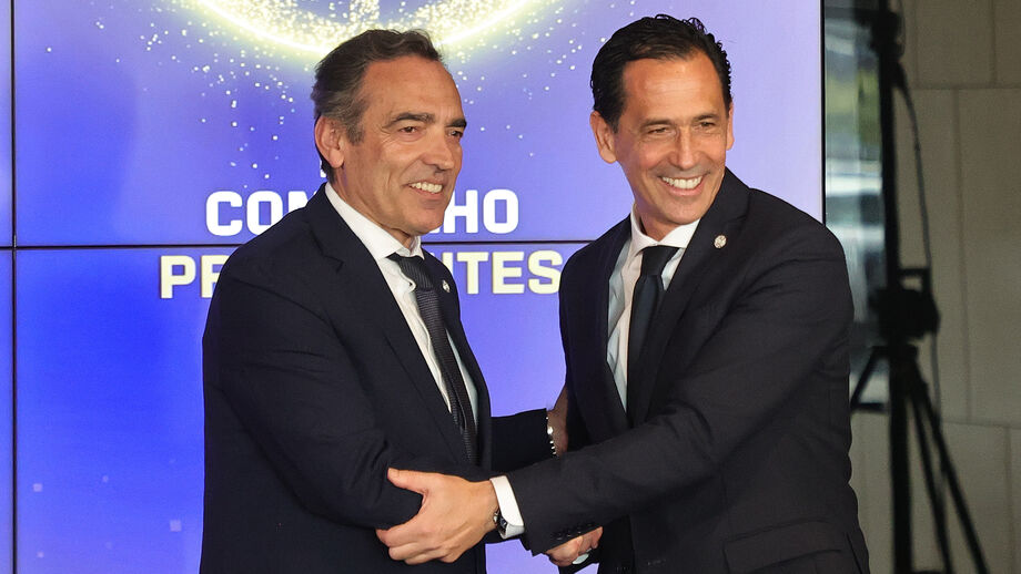 Reinaldo Teixeira e Pedro Proença cumprimentam-se