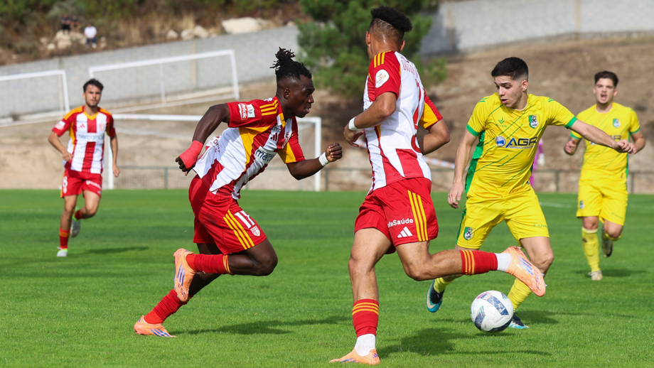 Jogadores do AVS SAD frente ao Fornos de Algodres, na Taça de Portugal