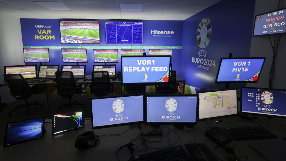 Fabio Capello sugere que se contratem ex-jogadores para o VAR