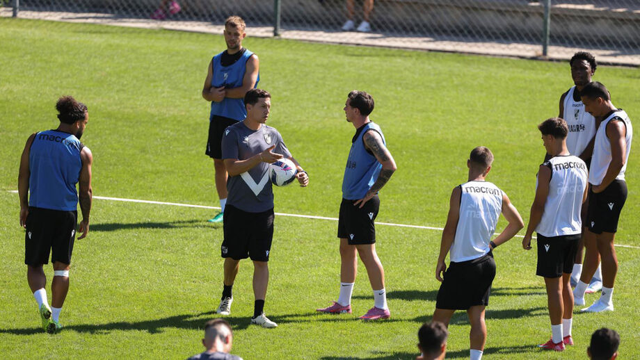 Luís Pinto orienta mais uma sessão de treino do V. Guimarães