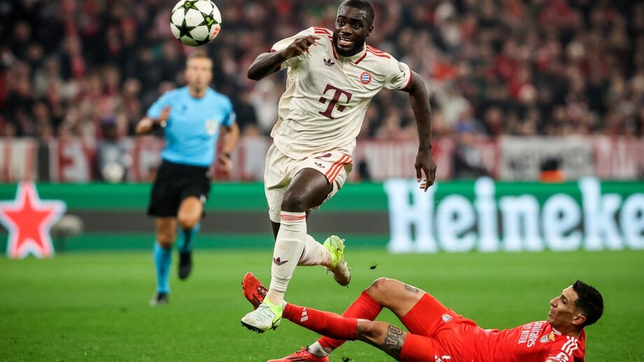 Upamecano em duelo com Di María