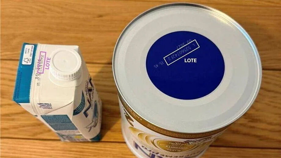 Embalagens de leite e fórmula infantil exibem informações sobre o lote