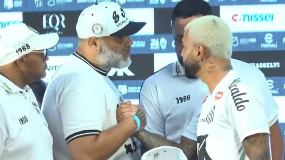 Membros da claque 'Sangue Jovem' marcaram presença na cerimónia e deixaram aviso ao avançado