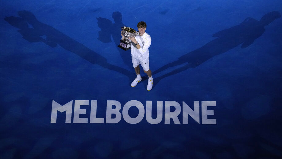 Jannik Sinner festeja a conquista do Open da Austrália
