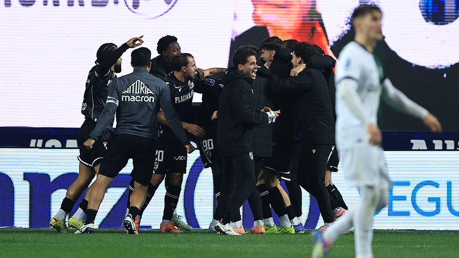 Futebolistas do Vitória  celebram a vitória na Allianz Cup