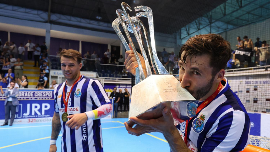 Rafa com o troféu de campeão nacional