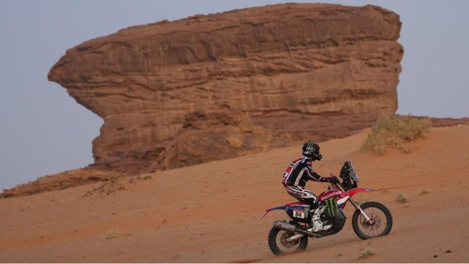 Piloto enfrenta dunas no Dakar'2026