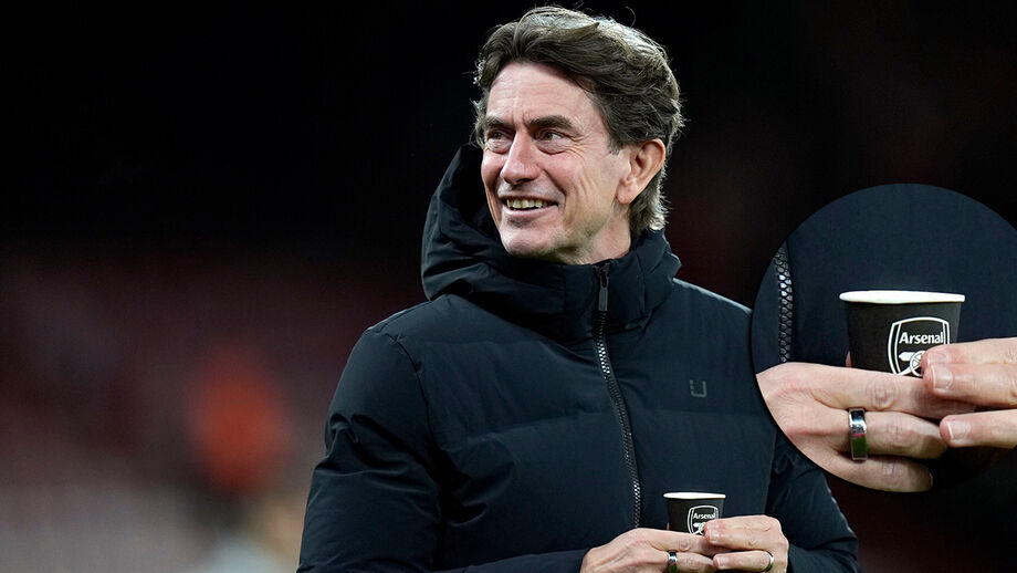 Thomas Frank fotografado com um copo do Arsenal