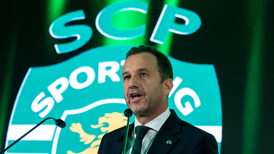 Frederico Varandas discursa com o símbolo do Sporting CP ao fundo