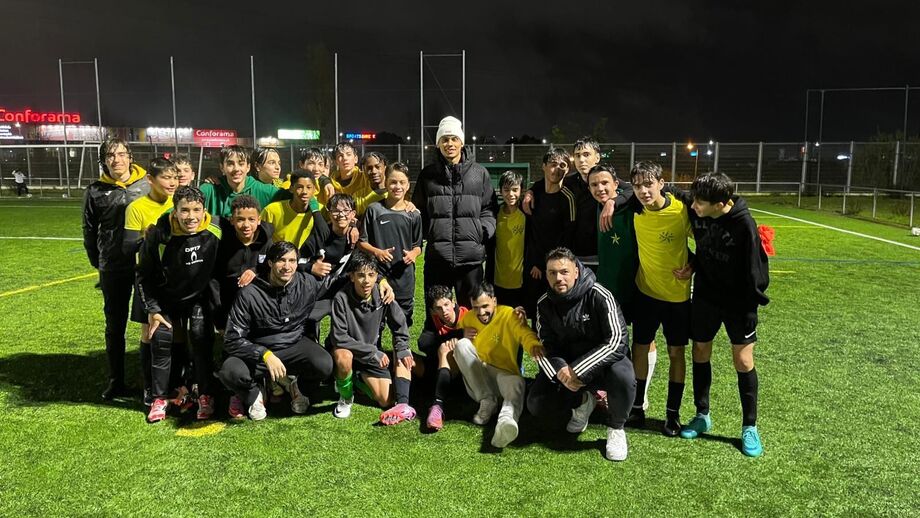 Richard Ríos visita treino do Estrela Afonsoeirense em Montijo