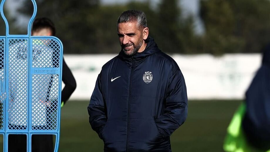 Rui Borges sorridente na sessão de treino na ala profissional da Academia Cristiano Ronaldo