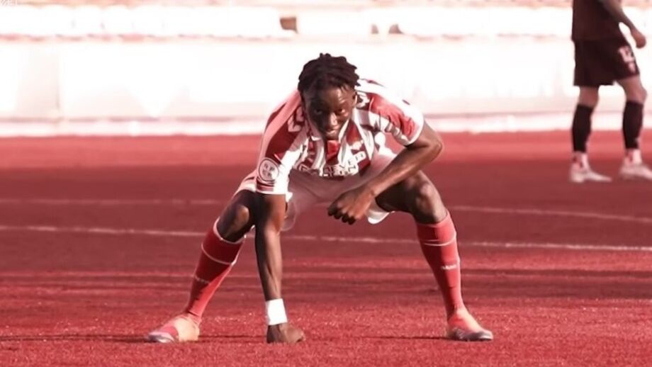 Faye prepara-se para trocar o vermelho e branco... pelo verde e branco