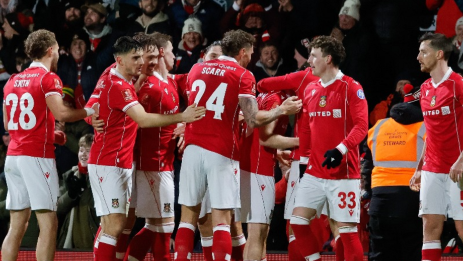 Wrexham segue em frente