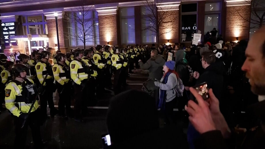  Manifestantes exigem o fim das operações de imigração na cidade