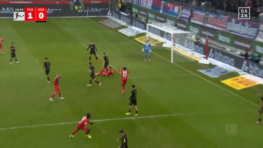 Marvin Pieringer marca ao Colónia, colegas incrédulos