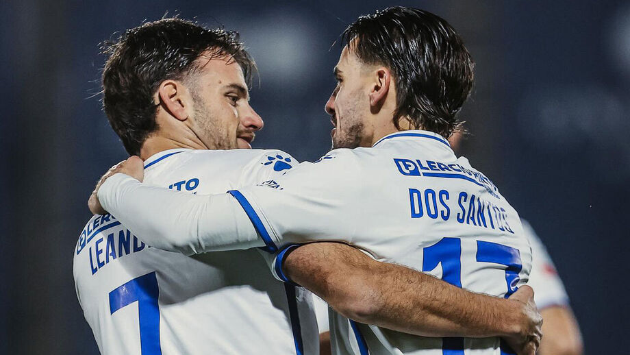 Jogadores do Feirense a festejar